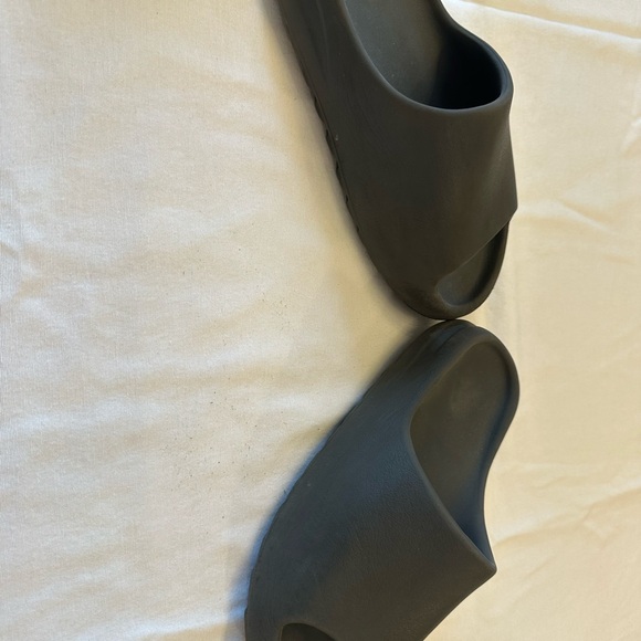 Men’s Yeezy slides size 9 - Picture 4 of 6
